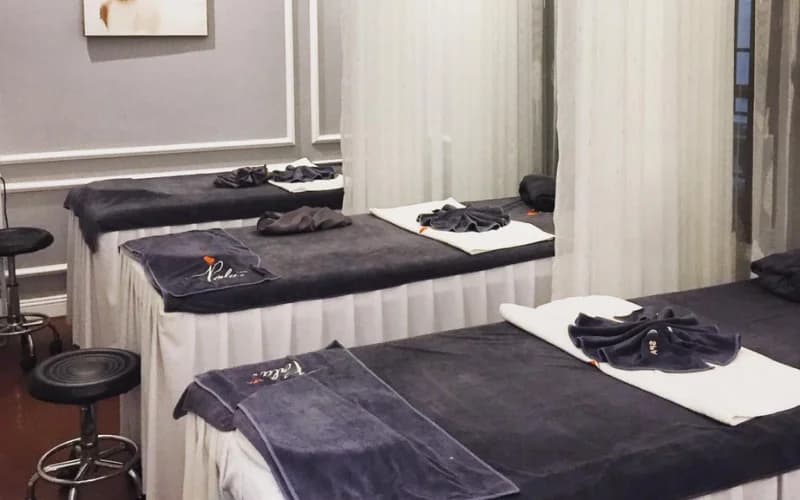 Dãy giường spa sạch sẽ, rèm trắng tạo riêng tư