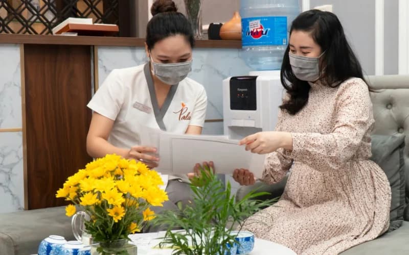 Nhân viên tư vấn liệu trình, chăm sóc khách tận tình