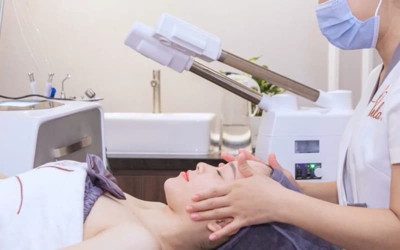 Kỹ thuật viên massage mặt nhẹ nhàng, giúp da thư giãn