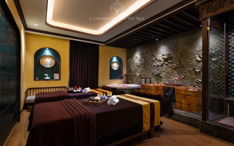 Phòng trị liệu đôi với giường gỗ, ánh sáng thư giãn