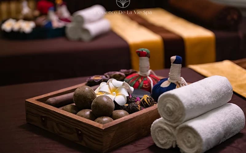 Khăn tắm, thảo dược và dụng cụ massage được chuẩn bị