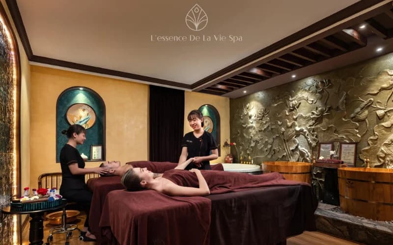 Kỹ thuật viên massage thư giãn, khách tận hưởng không gian sang trọng