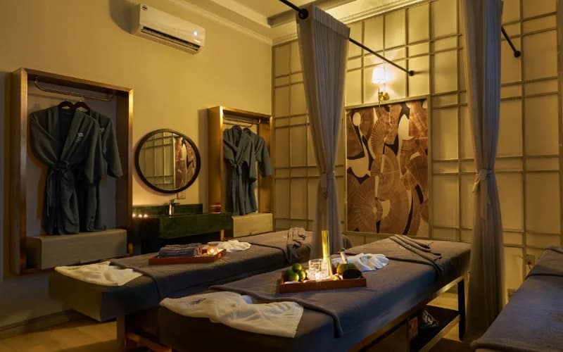 Phòng trị liệu đôi ánh đèn vàng, không gian riêng tư.