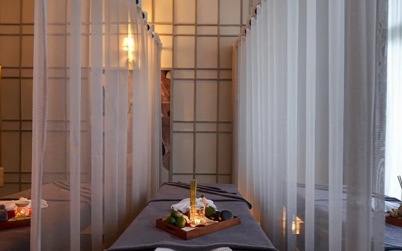 Khu giường massage ngăn rèm trắng, tạo cảm giác yên tĩnh