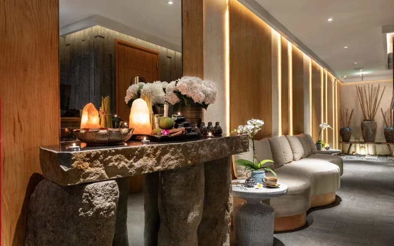 Hành lang chờ sang trọng, trang trí đá và nến thơm