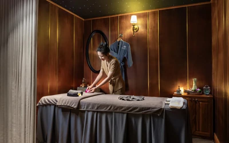 Phòng massage riêng, nhân viên chuẩn bị giường cho khách