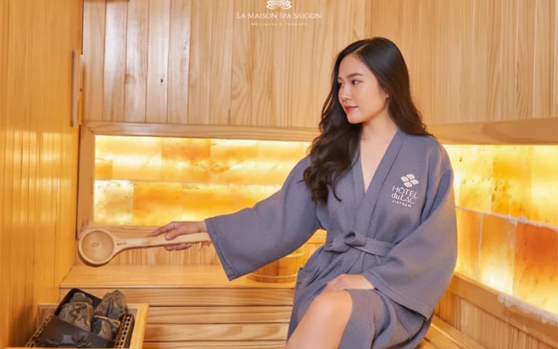 Khách thư giãn xông hơi muối đá tại La Maison