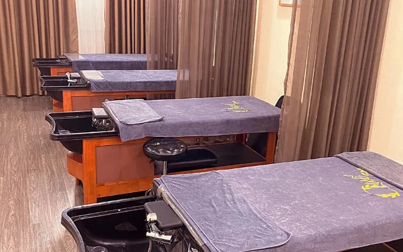 Phòng gội đầu, massage thư giãn với giường gỗ ấm