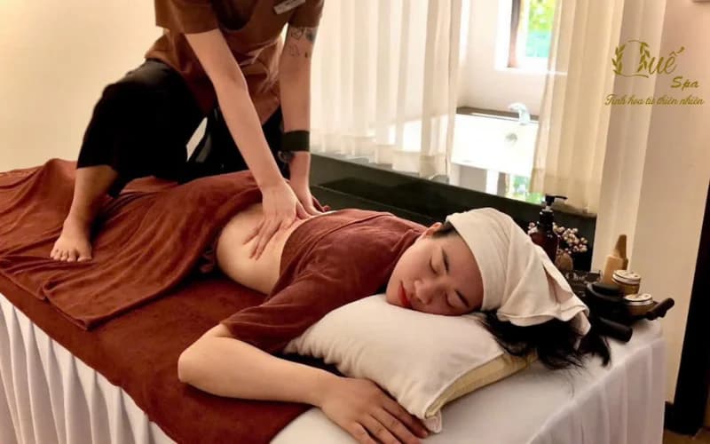 Massage body chuyên sâu, khách nằm thư giãn tận hưởng