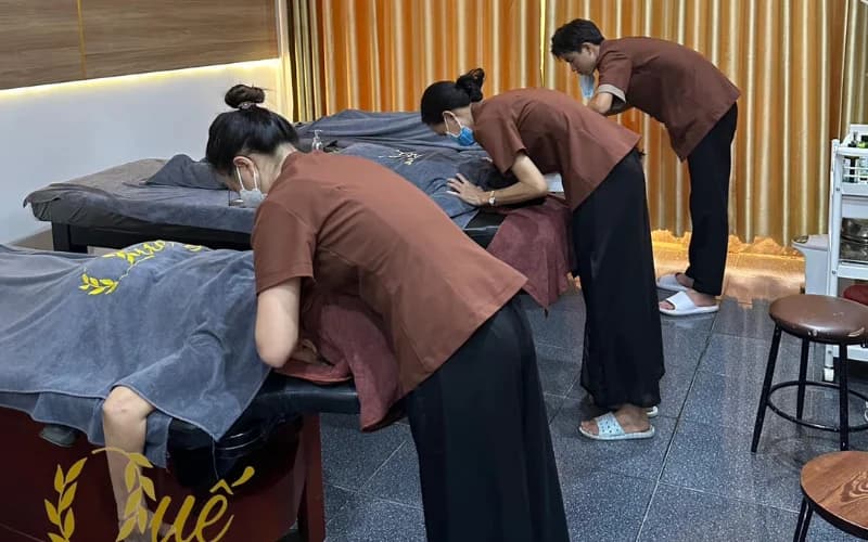 Đội ngũ kỹ thuật viên đồng loạt chăm sóc khách