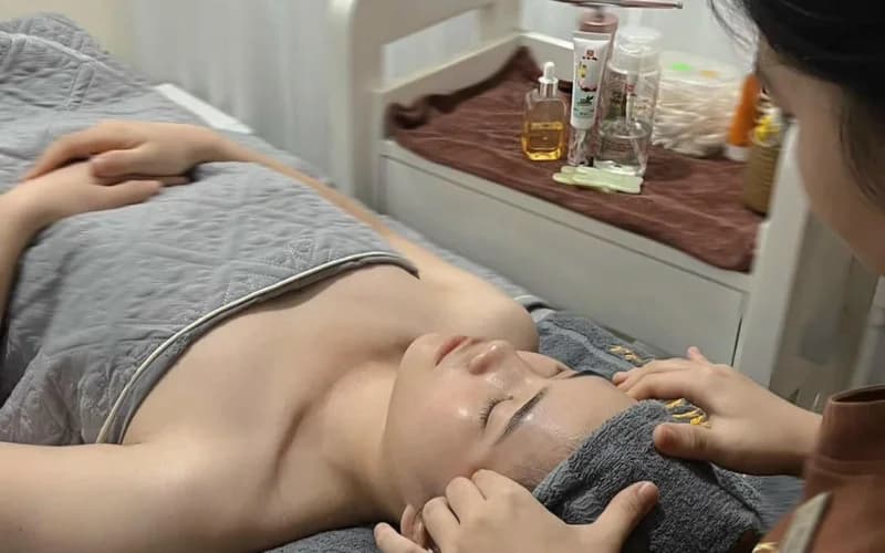 Chăm sóc da mặt nhẹ nhàng, giúp làn da căng bóng.