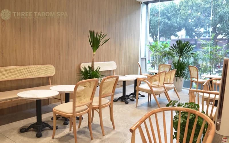 Khu chờ Three Tabom Spa sáng, nhiều cây xanh