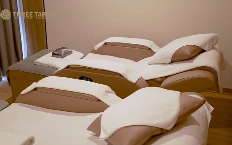  Ghế massage nghiêng êm ái, khăn gối chuẩn bị sẵn.