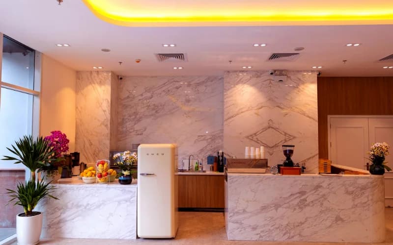 Quầy nước, bar nhỏ sang trọng với tường đá marble