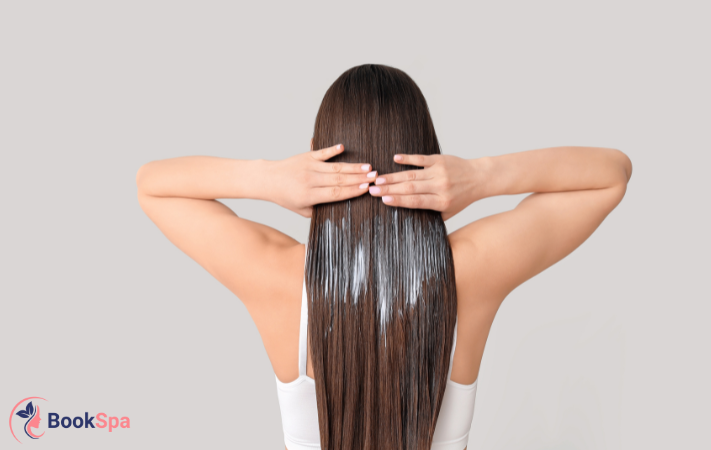 Theo International Journal of Cosmetic Science (2003), dầu dừa có khả năng giảm mất protein ở tóc tới 39%. Việc ủ tóc giúp dưỡng chất thẩm thấu tối đa, phục hồi tóc hư tổn và kích thích mọc tóc khỏe mạnh