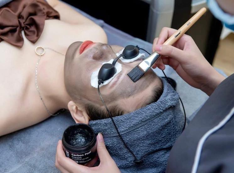 Khách hàng thư giãn và tận hưởng dịch vụ chuyên nghiệp tại Châu An Spa & Clinic