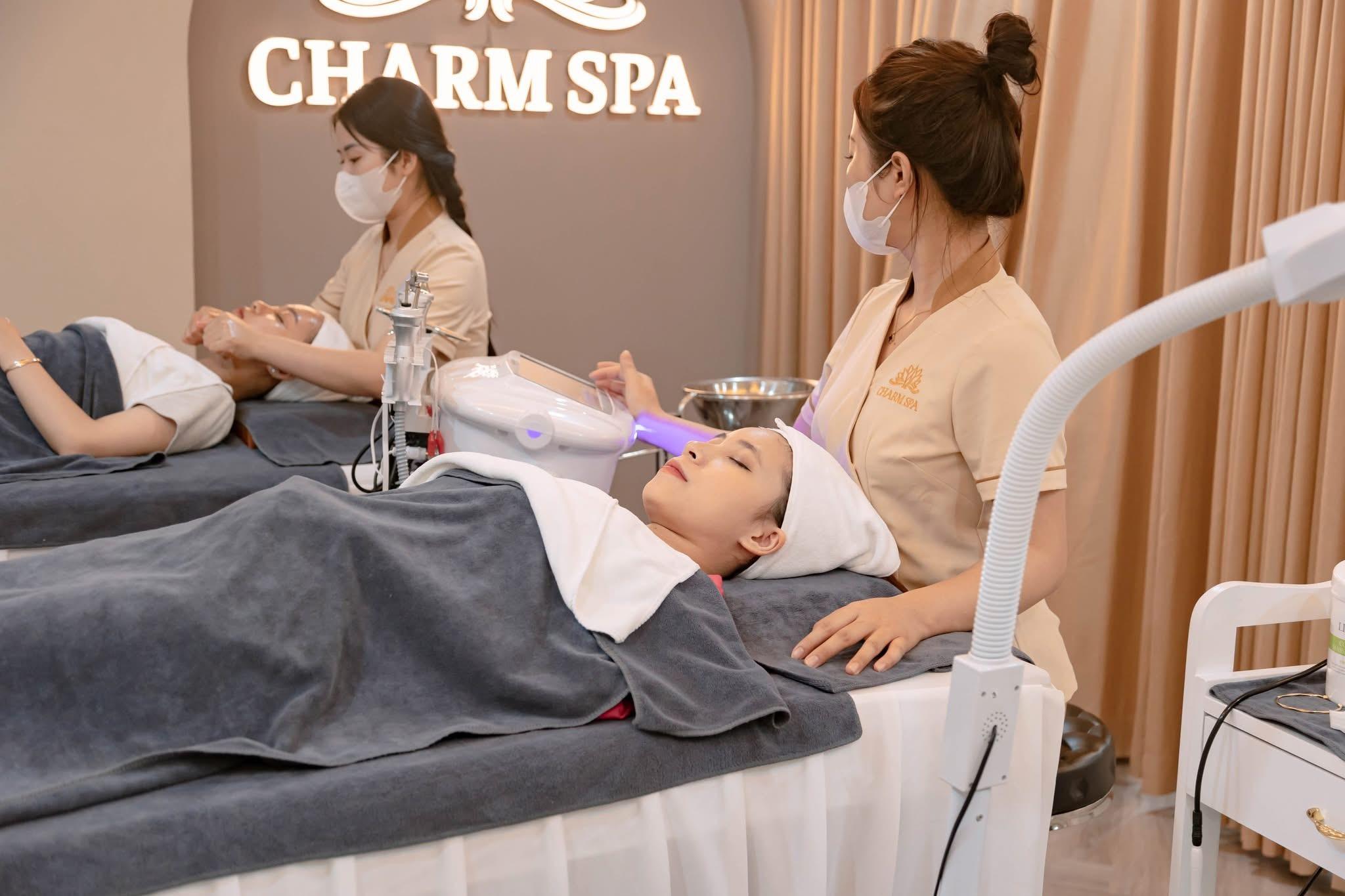 Charm Spa gây ấn tượng bởi sự kết hợp hài hòa giữa phong cách hiện đại và sự tinh tế trong từng chi tiết
