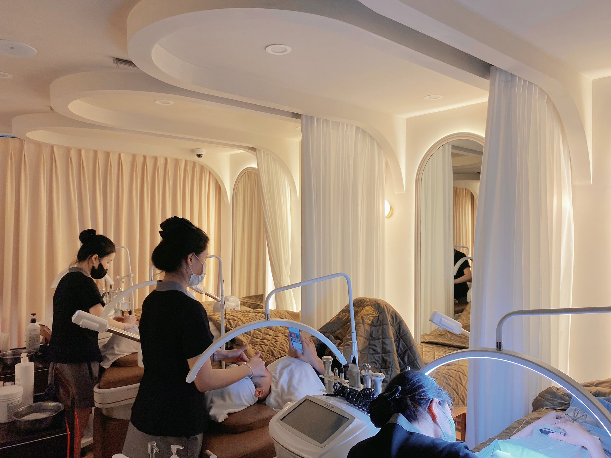 Spa chủ yếu sử dụng công nghệ Diode Laser/triệt mát lạnh, cho trải nghiệm không rát không nóng