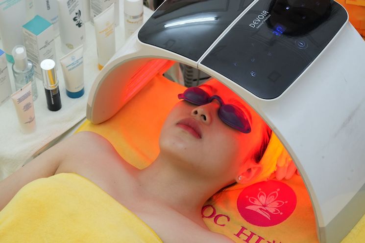 Khách hàng trải nghiệm dịch vụ với máy móc hiện đại tại TMV Ngọc Hường