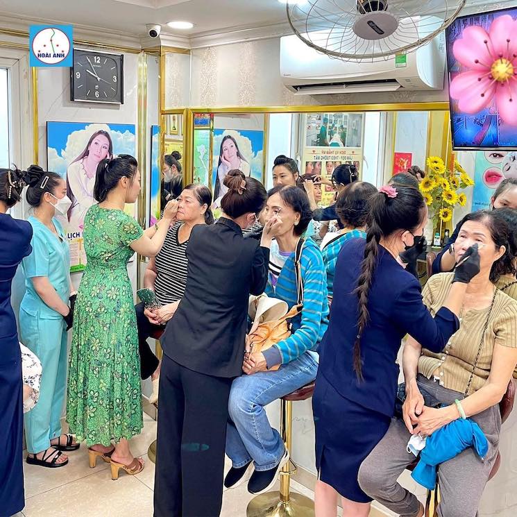 Thẩm mỹ viện Hoài Anh thu hút đông đảo khách hàng nhờ dịch vụ tận tâm và chuyên nghiệp