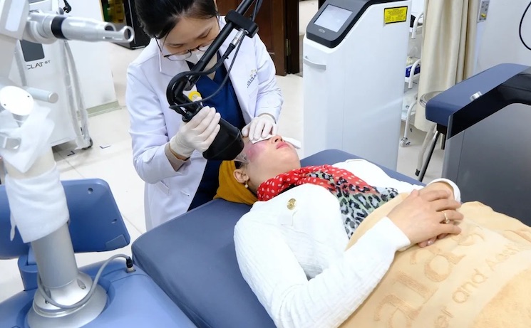 Đội ngũ bác sĩ da liễu giỏi, giàu kinh nghiệm tận tay thực hiện dịch vụ