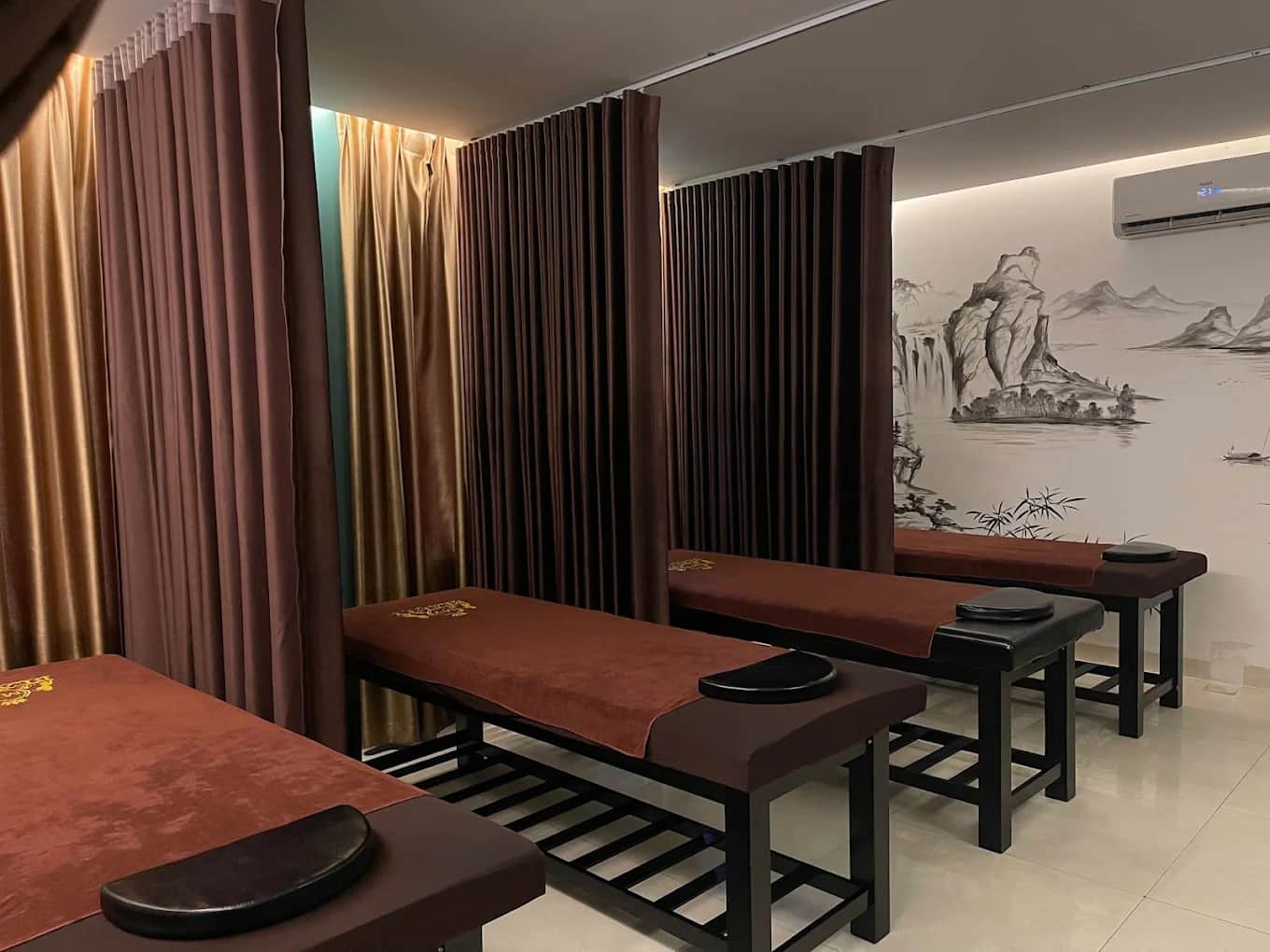 Spa gây ấn tượng với không gian yên tĩnh, ánh đèn vàng ấm áp và bố cục hài hòa, tạo cảm giác thanh bình, tách biệt rõ ràng với cuộc sống ồn ào bên ngoài