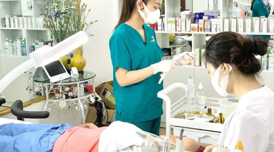 Quy trình điều trị do chuyên viên y tế thực hiện, đảm bảo tính hiệu quả và phù hợp với từng khách hàng