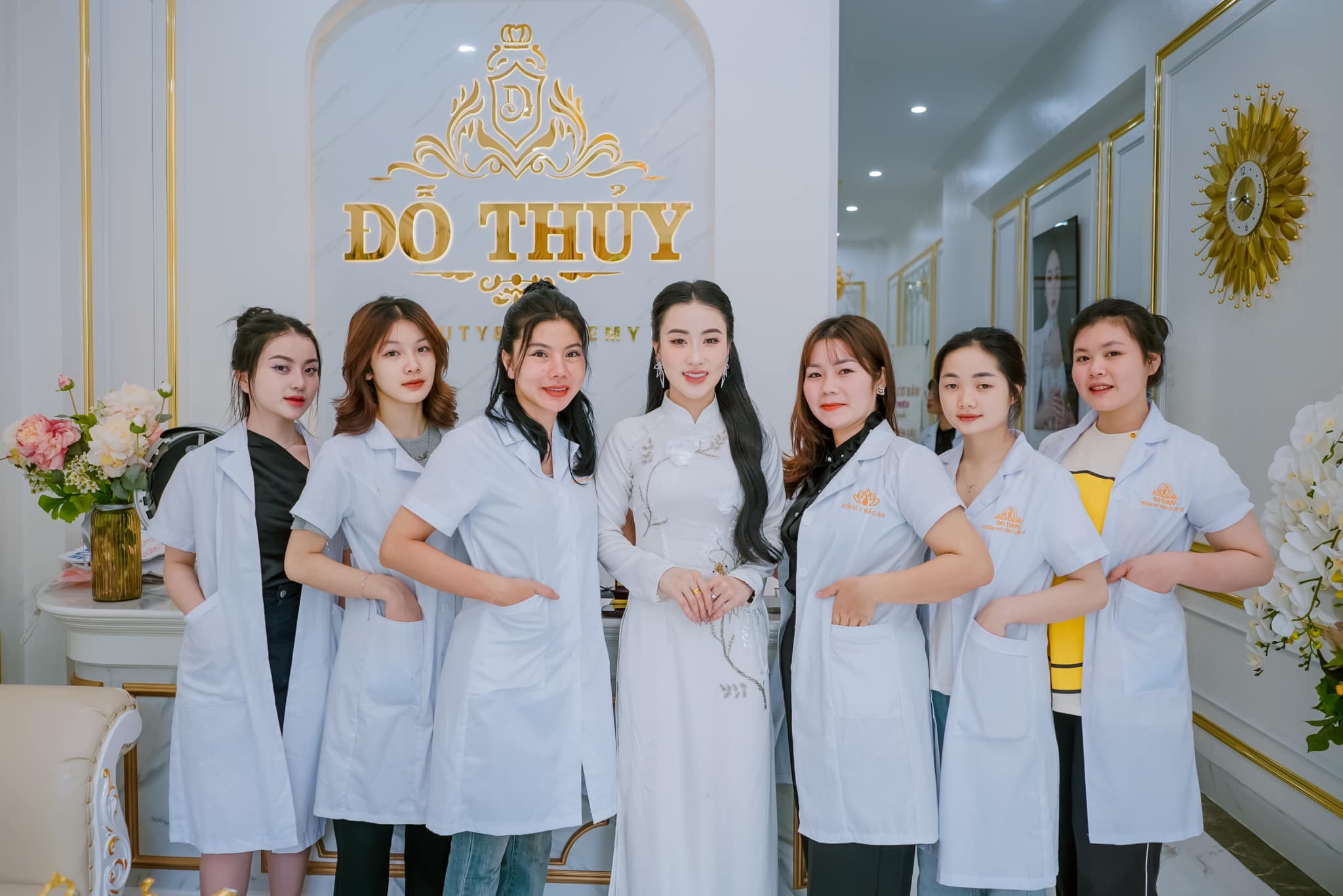 Đội ngũ kỹ thuật viên thân thiện, khéo léo và được đào tạo bài bản về quy trình chăm sóc da chuẩn spa