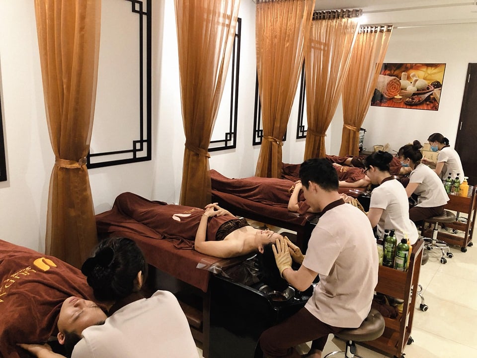 Không gian ấm cúng, tinh dầu thư giãn cùng âm nhạc nhẹ nhàng giúp khách hàng như được “reset” lại năng lượng